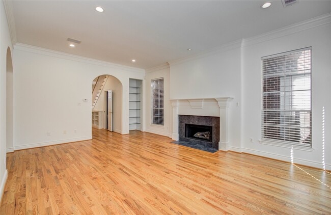 Building Photo - 1931 Woodbury St