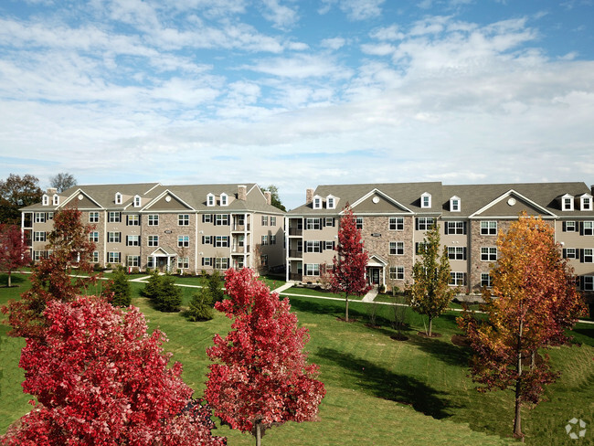 Beautifully Landscaped Courtyard at Birchwood Commons. - Birchwood Commons Rental