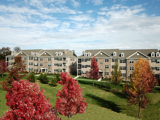 Beautifully Landscaped Courtyard at Birchwood Commons. - Birchwood Commons Apartments