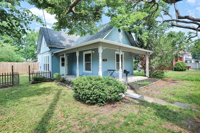 Front Yard and Porch - 108 N Muessing St Casa