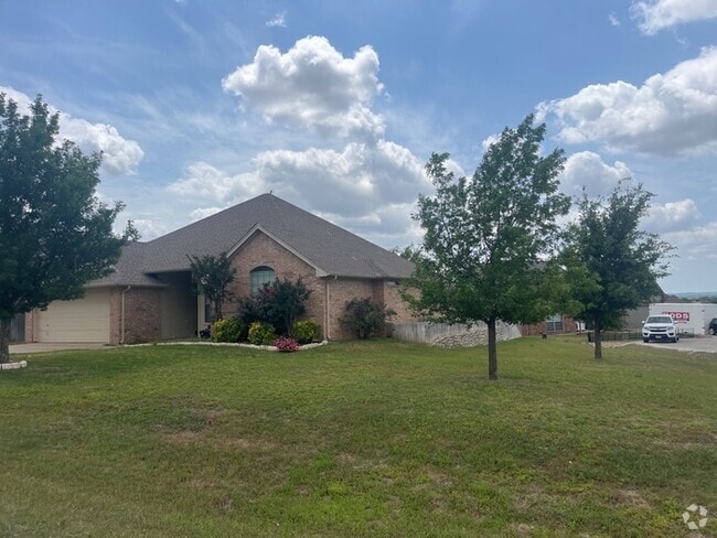 Building Photo - Meander Estates! Large corner lot 3/2/2 Co... Rental