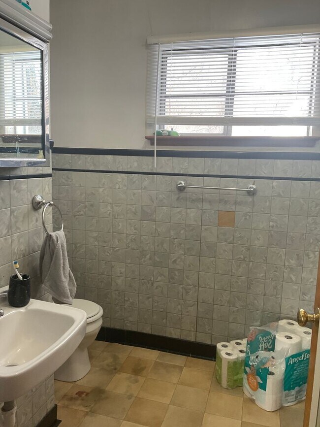 Photo - 3 Bedroom House located in Evansdale - Available 08/05!