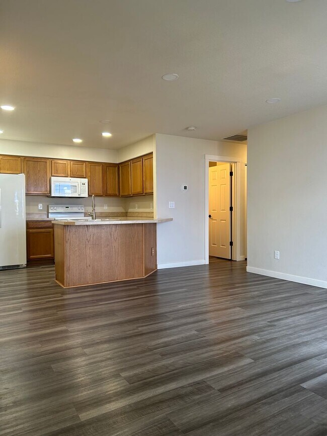 938-940 Boardwalk Ave. NE