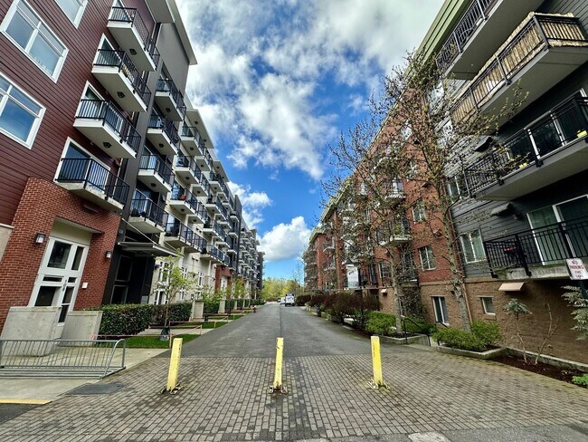 Photo - 1015 Railroad Ave Unit 303