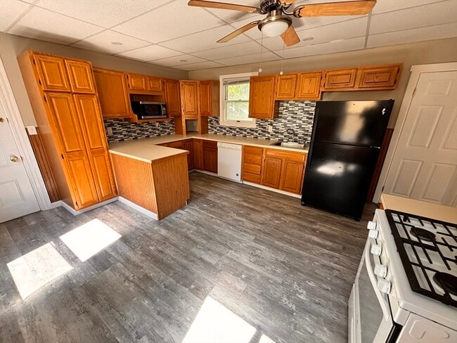 Building Photo - 10 Stickney Ave Unit 2