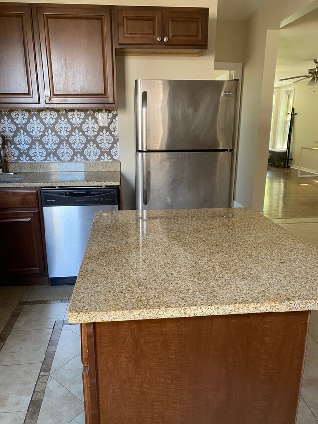 Kitchen - 2900 N Richmond St Unit 1R