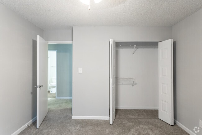 2BR, 2BA - 994 SF
