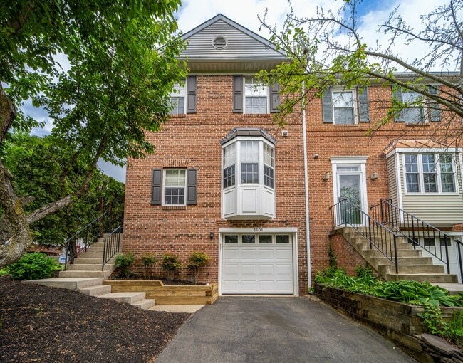 Building Photo - Three-level end unit townhome!