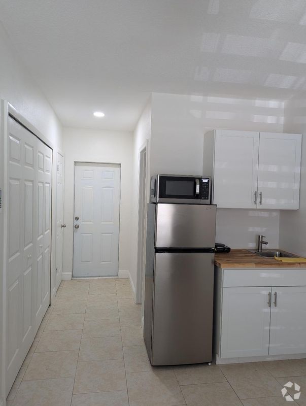 Building Photo - 1616 W Knollwood St Rental