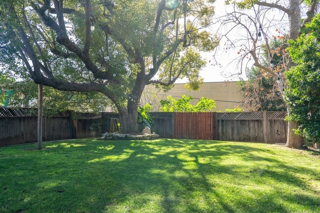Building Photo - Vibrant 2b2b Franklin Hills / Los Feliz Home - Huge Private Grass Yard - Central HVAC