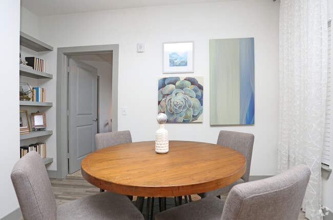 2 Br, Dining Room