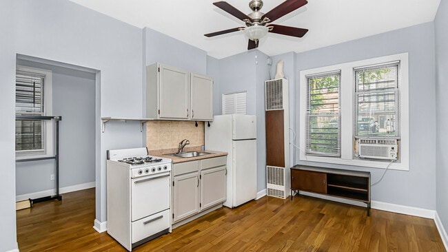 Kitchen 1 - 1472 W Webster Ave Unit 1R