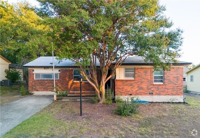 Building Photo - Renovated 4-bedroom 1.5 bathroom home! Ho...