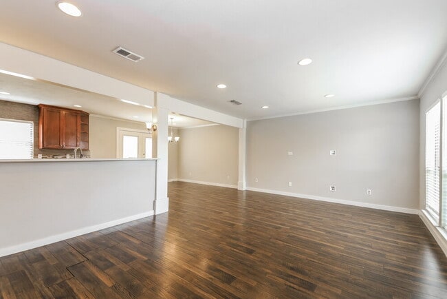 Photo - 2325 Woodhollow Ave