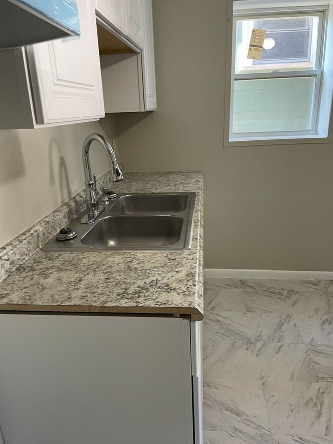 Building Photo - 1034 Chelton Ave Unit 1st Floor