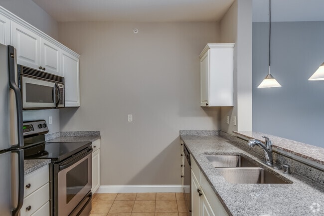 1 BR, 1 BA - 815SF
