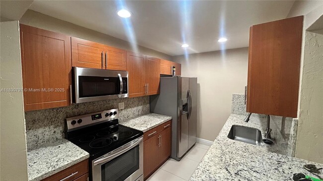 Photo - 10377 N Kendall Dr Unidad K8 Rental