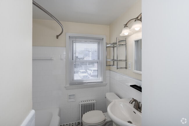 2BR, 1BA - 583SF - Bathroom
