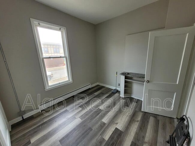 Photo - 133 Winifred St W