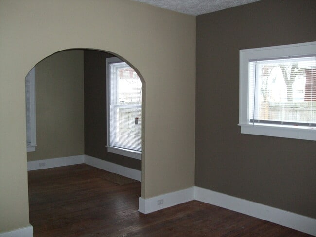Dining Area - 201 Fuller Ave NE