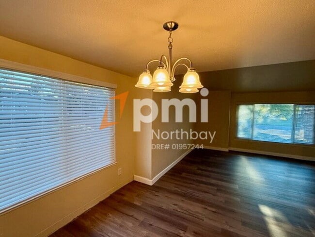 Photo - 3212 Niagara Way