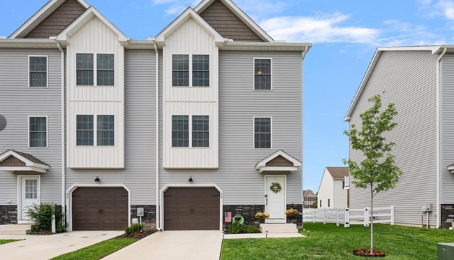 Building Photo - A Beautiful 3 Bedroom End Unit Townhouse