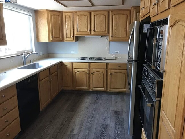 Photo - 775 Leland Way