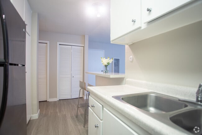 1BR, 1BA-600 SF