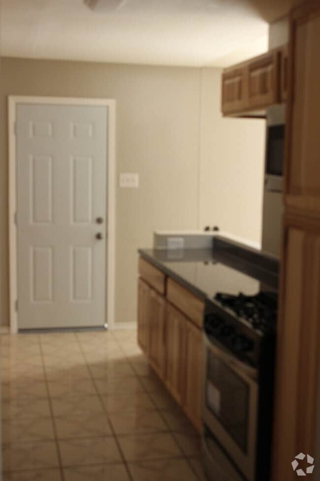 Building Photo - Ready to Move in... Do not miss this house...