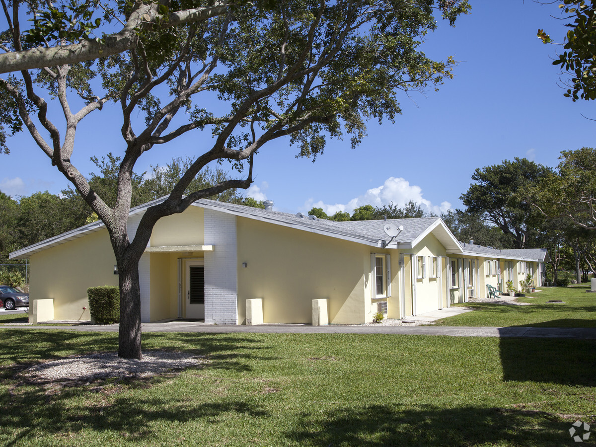 Pine Woods Villa Apartments - Pine Woods Villa Apartments