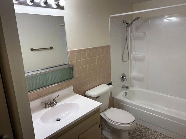 Building Photo - 1401 S Driscoll St