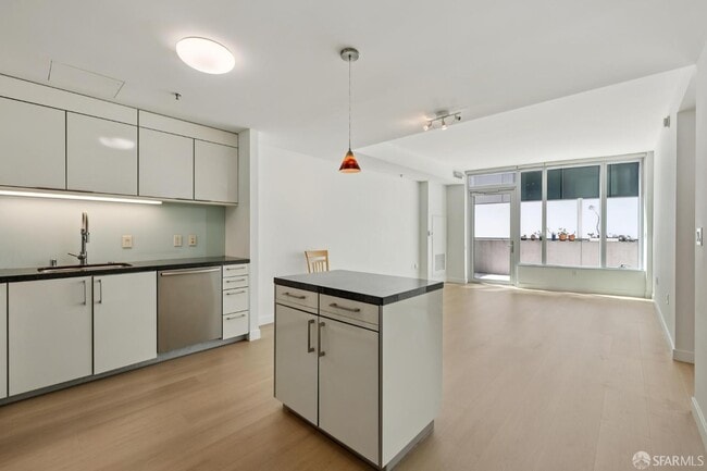 Building Photo - 338 Spear St Rental