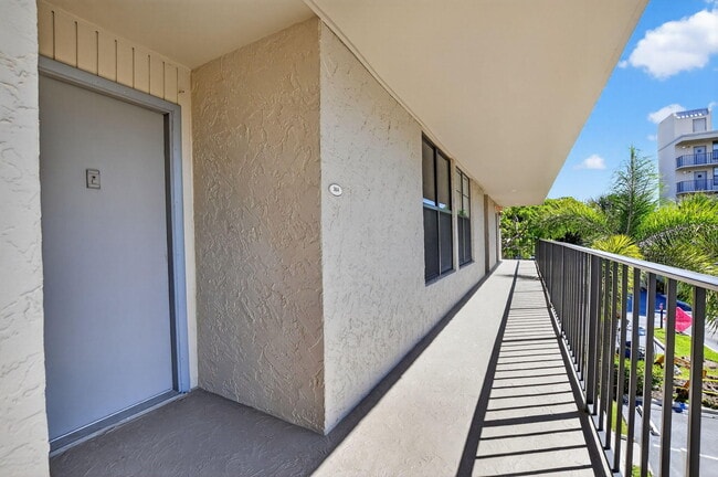 Photo - 11 Royal Palm Way Unidad 3040