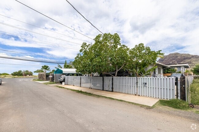 Building Photo - Nanakuli - across BEACH 2/1/1pkg $2,200/mo... Rental