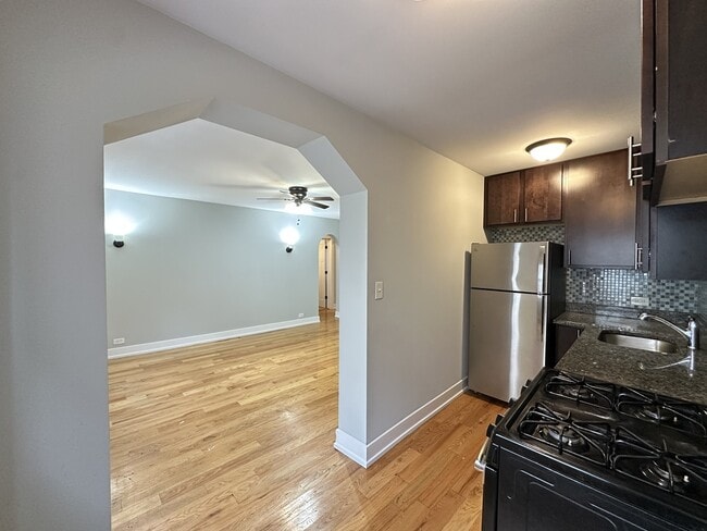 Photo - 533 W Roscoe St Unit 013