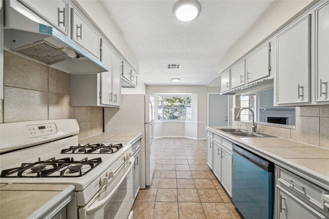 Photo - 13746 Drakewood Dr