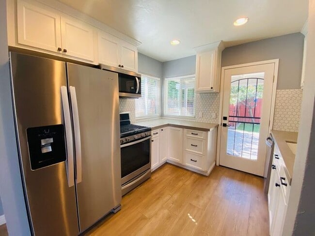 Photo - Lovely remodeled 3 bed 1 bath in Pacific Beach ! Minutes from Mission Bay and the beach!