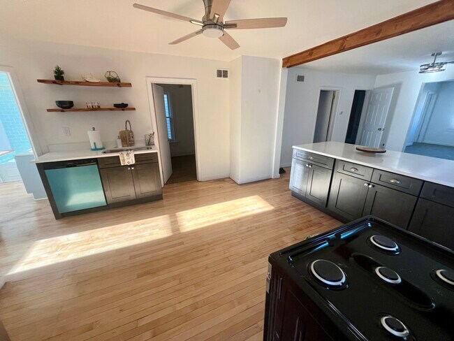 Photo - 439-441 E Dover St Unidad 439 upper