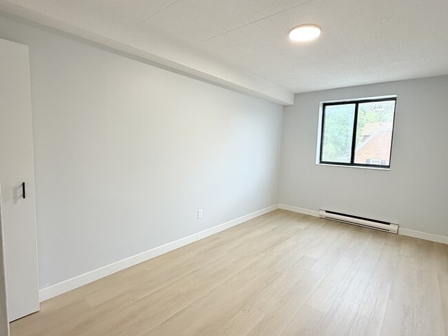 Photo - 360 Tecumseh Rd W Unit 205