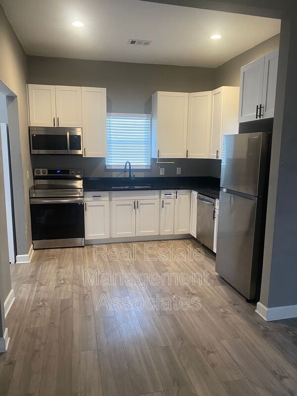 Photo - 609 N Hill St