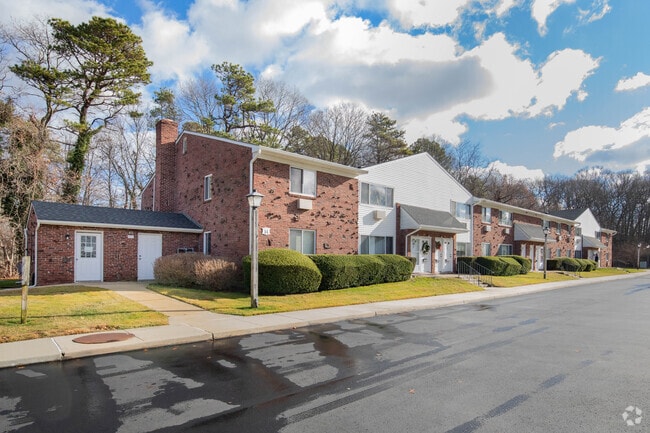 Brookwood on the Lake Apartments for Seniors