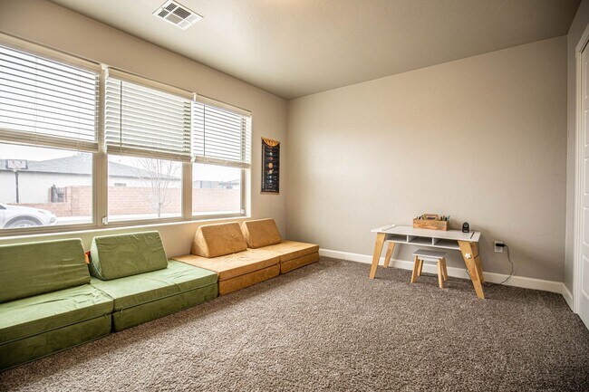 Photo - Spacious 4 Bedroom, 2 bath home