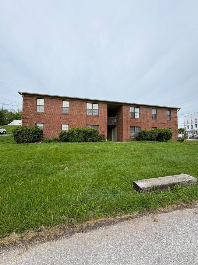 Building Photo - 121 N Brand St Unit 13