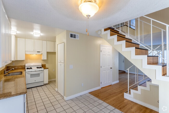 3BR, 1.5BA - 1220SF