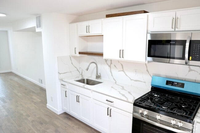 Building Photo - 818 N Stricker St Rental