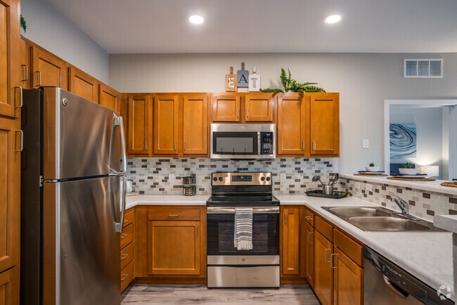 2HAB, 2BA - 971SF - Club 715 Apartments