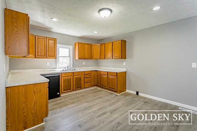 Photo - 1700 N Manring Ave