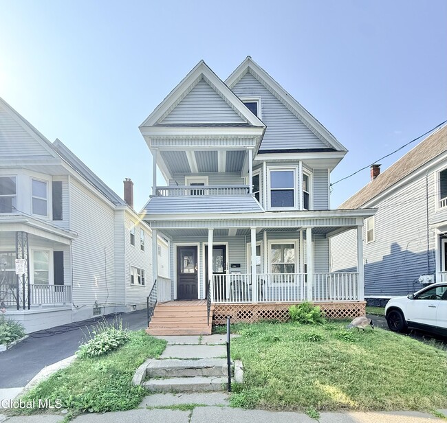 Building Photo - 1066 Phoenix Ave Unit 2