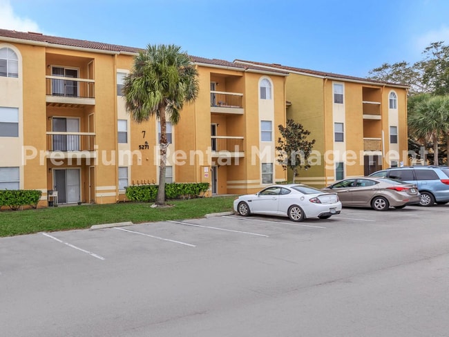 Building Photo - 3 Bedroom 3 Baths Condominium