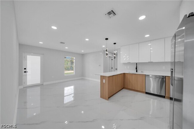 Photo - 3313 44th St W